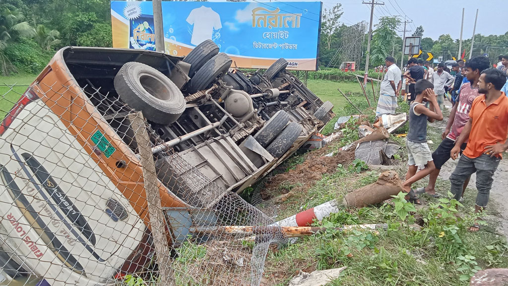 রামুতে বাস ও কাভার্ড ভ্যান সংঘর্ষে বাবা-ছেলেসহ নিহত ৩
