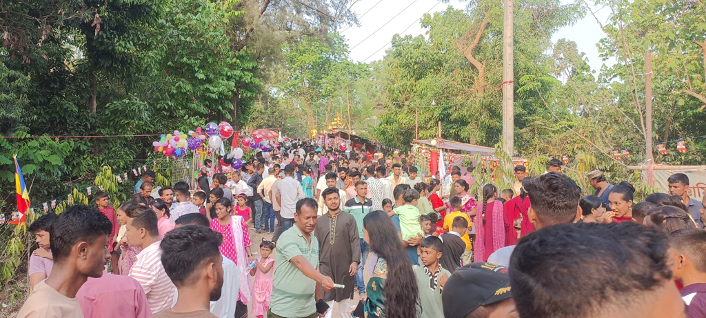 রামুতে উত্তর মিঠাছড়ি প্রজ্ঞামিত্র বনবিহারে দিনব্যাপী স্বর্গপুরী উৎসব উদ্যাপিত হয়। ছবি: আজকের পত্রিকা