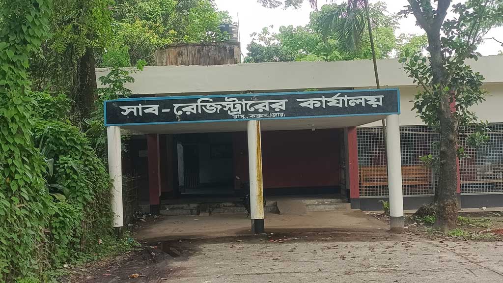 ‘ঘুষে’ সংশোধন হয় জমি রেজিস্ট্রির নামের ভুল