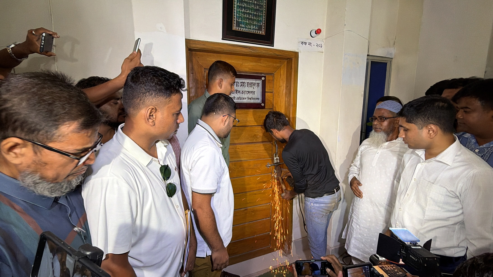 রামেবি উপাচার্যের কক্ষের তালা কাটলেন ম্যাজিস্ট্রেট, তদন্ত কর্মকর্তার কাছে হস্তান্তর