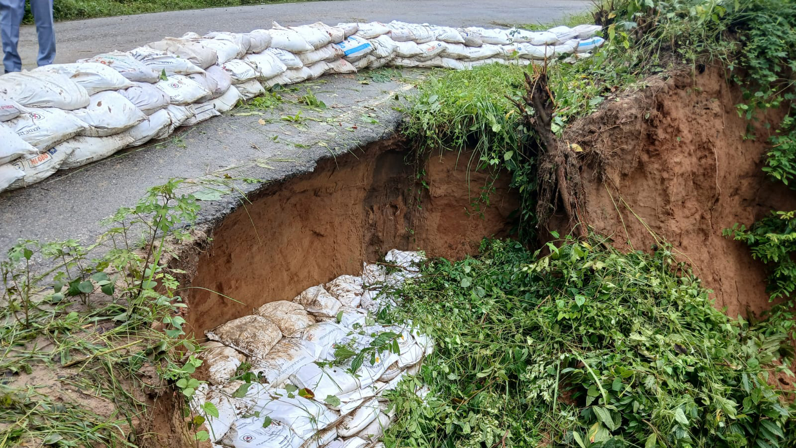 রামগড়ে ঢাকা-খাগড়াছড়ি মহাসড়কের পাশে মাটি ধস, বড় দুর্ঘটনার আশঙ্কা
