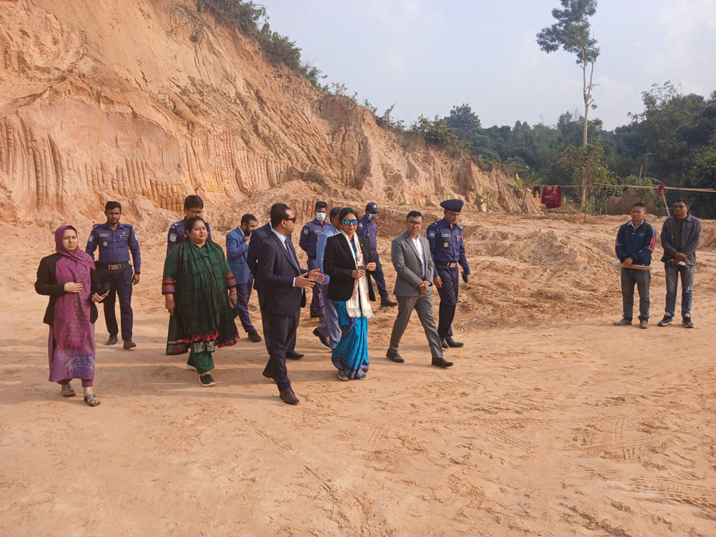 রামগড় স্থলবন্দর প্রকল্প: পাহাড় কাটার অভিযোগ তদন্ত কমিটির সরেজমিন পরিদর্শন