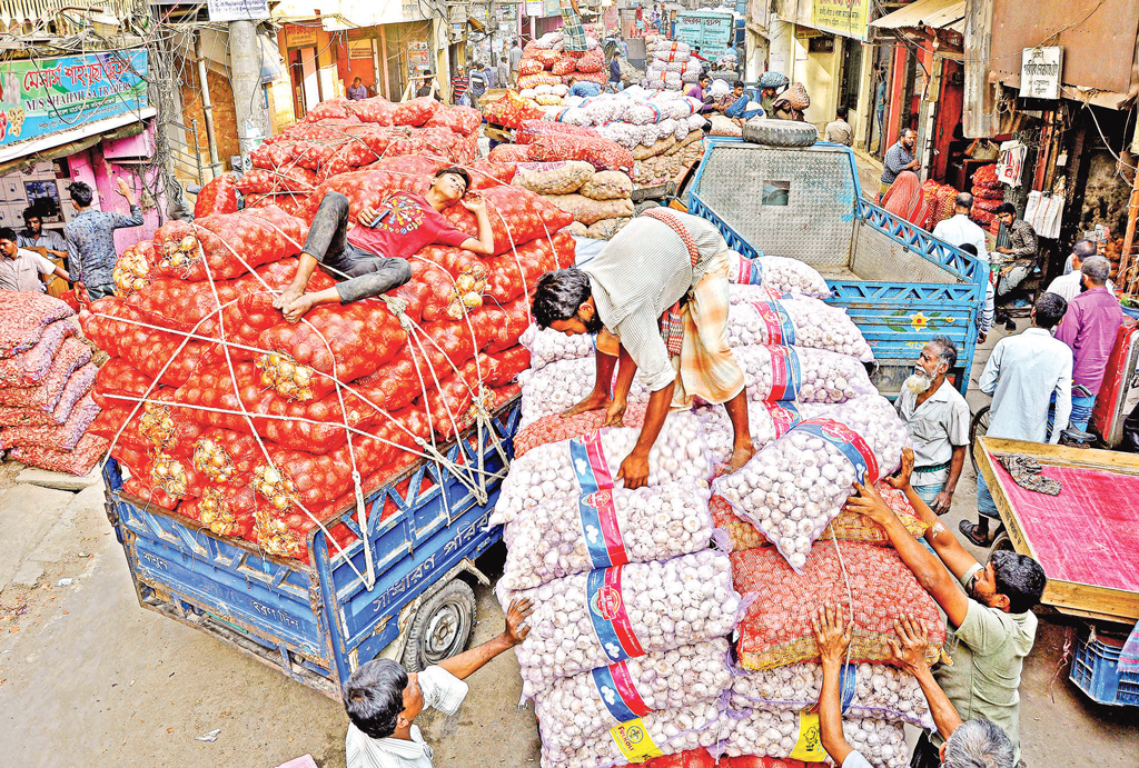 রোজার বাজার: সরবরাহ সংকটে দামে ঊর্ধ্বগতি
