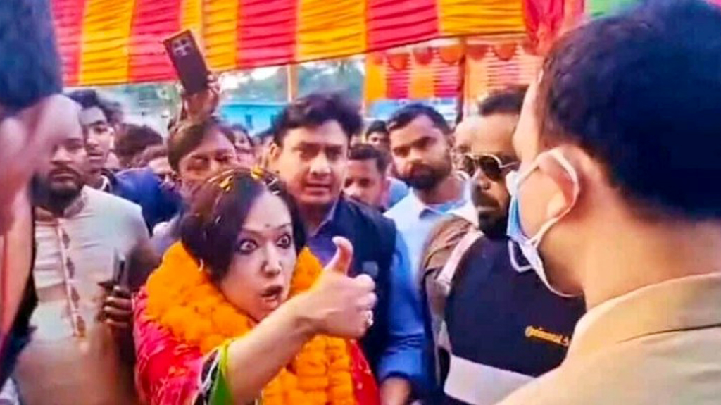 আমি না বললে এখান থেকে বের হতে পারবেন না, স্যার— ম্যাজিস্ট্রেটকে রুমিন ফারহানা