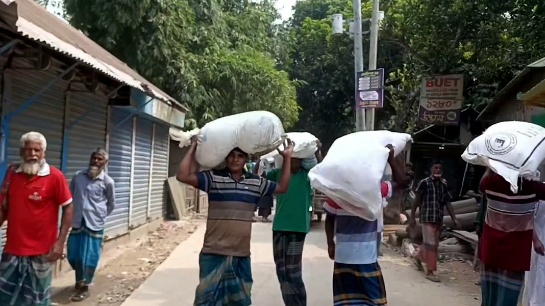 বিতরণে দেরি হওয়ায় গুদাম ভেঙে সারের বস্তা নিয়ে গেলেন কৃষকেরা