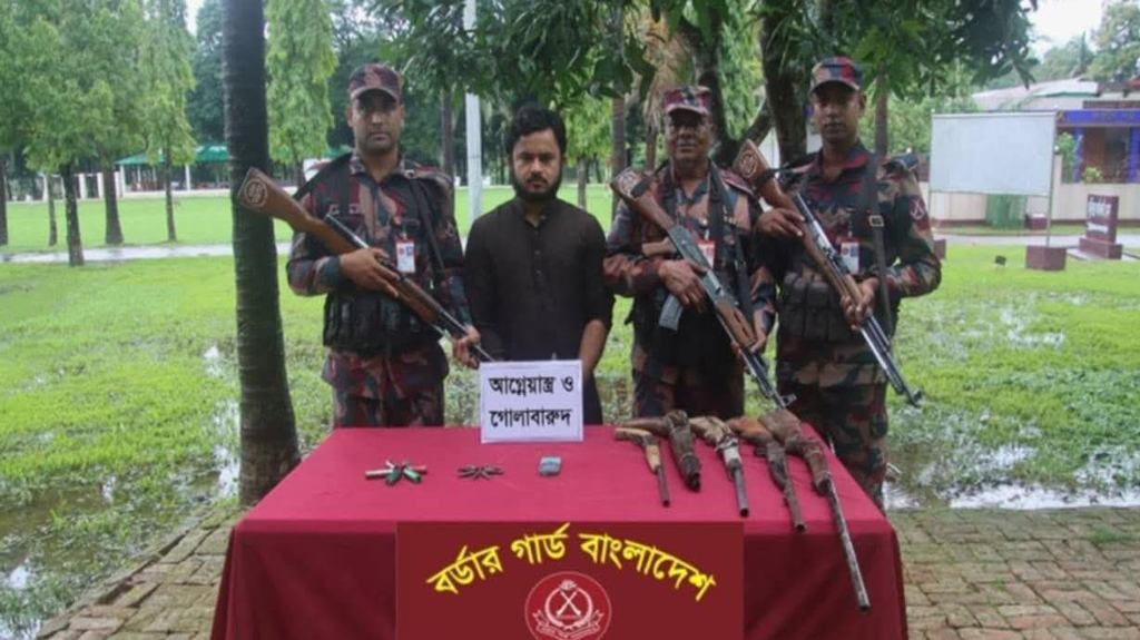 রামুতে অস্ত্রসহ শাহীন বাহিনীর একজন আটক