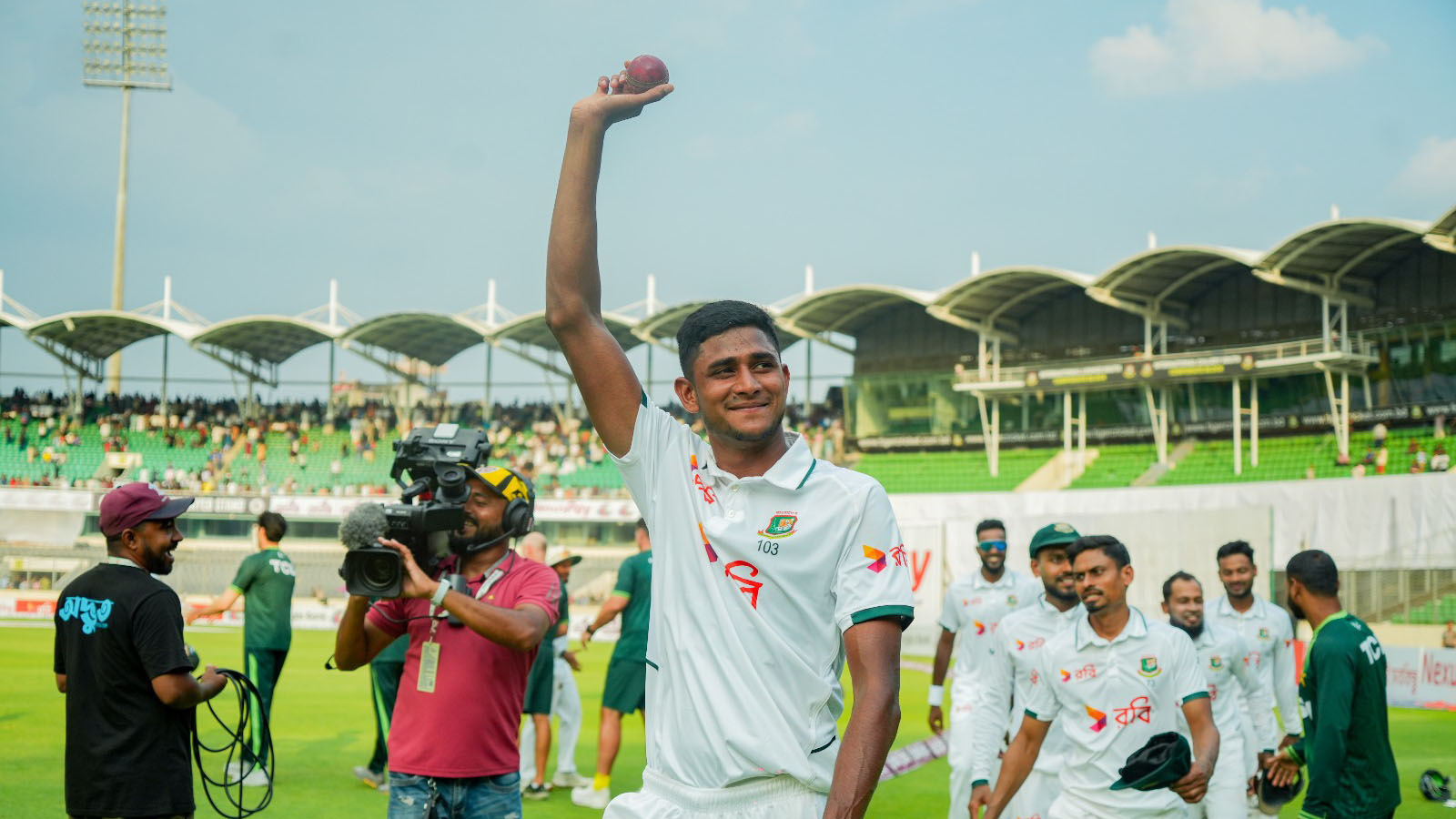 পাকিস্তানকে গুটিয়ে দিলেন রানা, লিড নিল বাংলাদেশ