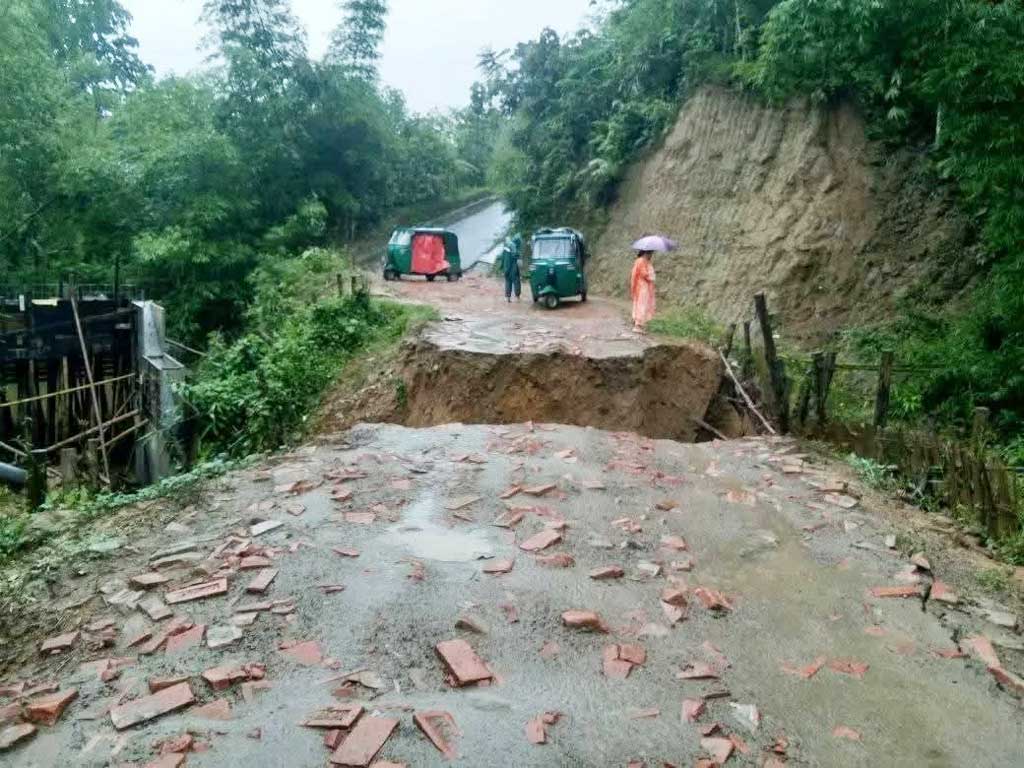 রাঙামাটিতে বৃষ্টি কমলেও এখনো জনজীবন বিপর্যস্ত