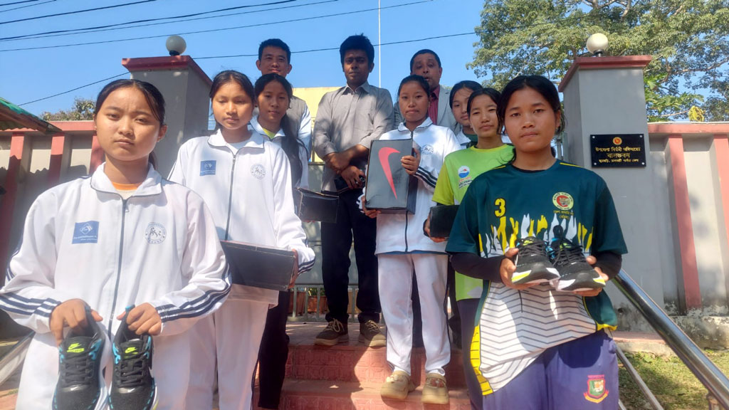 জেলা প্রশাসকের উপহার পেল জুরাছড়ি নারী কাবাডি দল
