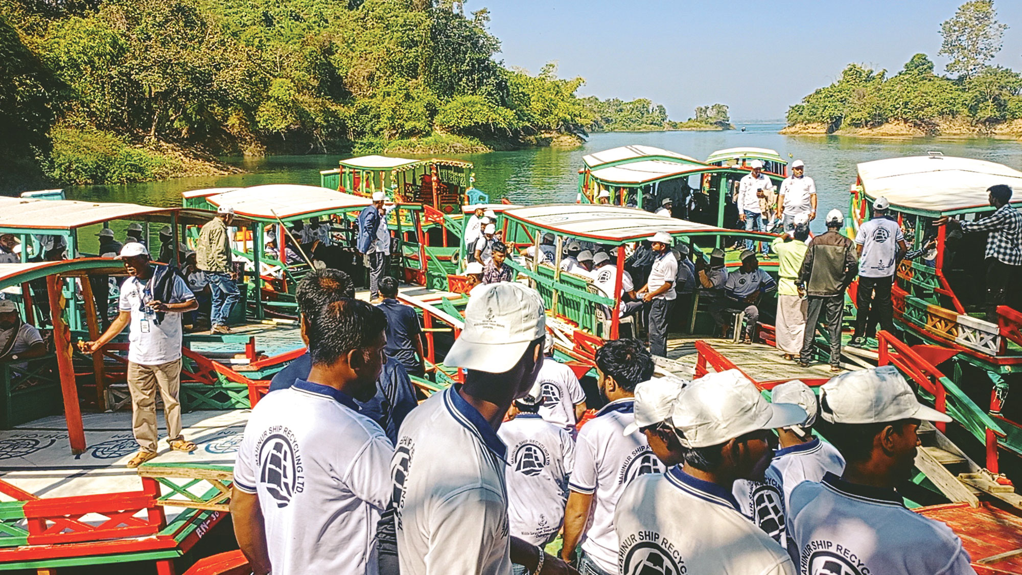 হ্রদ-পাহাড়ের সৌন্দর্যে মুগ্ধ পর্যটকেরা