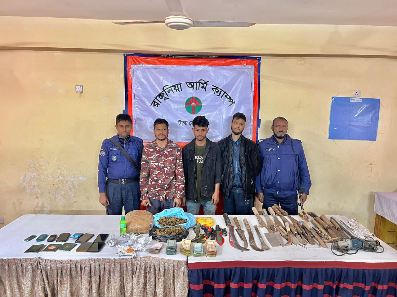 রাঙ্গুনিয়ায় যৌথ বাহিনীর অভিযানে অপহৃত ব্যক্তি উদ্ধার, মাদক ও দেশীয় অস্ত্রসহ আটক ৩