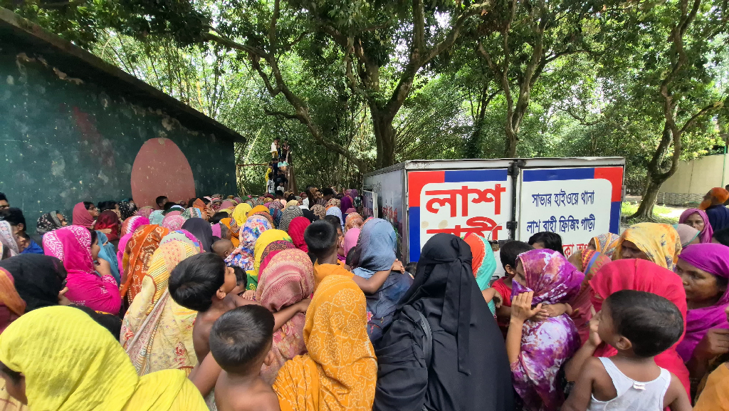 বাগবাড়ী বালিকা সরকারি প্রাথমিক বিদ্যালয়ে প্রথম জানাজা অনুষ্ঠিত হয় রনজিলা পারভীনের। ছবি: আজকের পত্রিকা