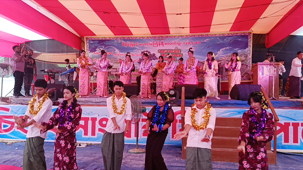 মারমা সম্প্রদায়ের তরুণ-তরুণীরা একে অপরকে পানি ছিটানোর মাধ্যমে নতুন বছরকে বরণ করে নেয়। ছবি: আজকের পত্রিকা