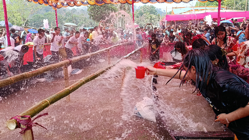 চিংম্রং বৌদ্ধবিহারে সাংগ্রাই জল উৎসব, আনন্দে মাতোয়ারা হাজারো দর্শক