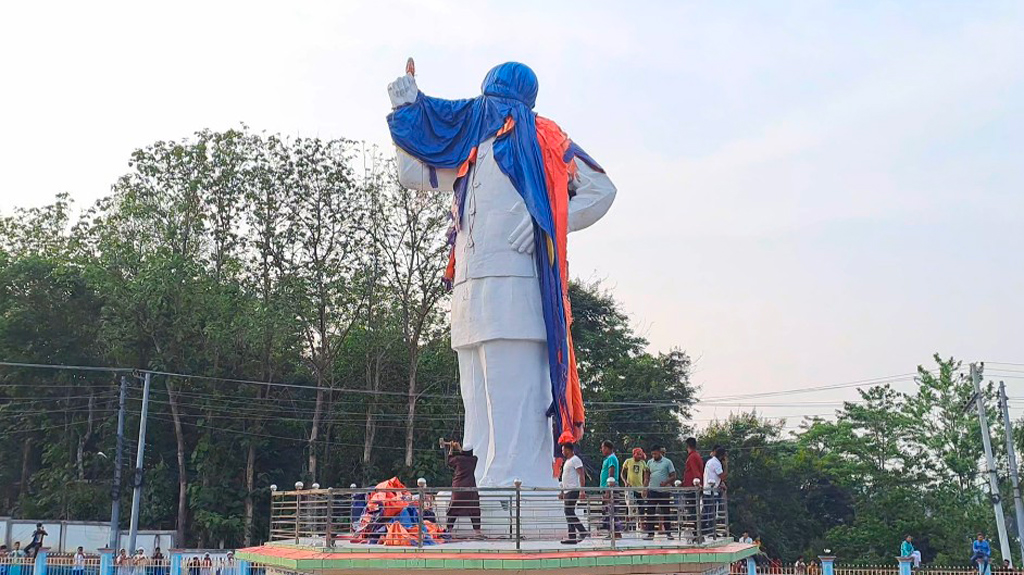 রাঙামাটিতে ভেঙে ফেলা হচ্ছে বঙ্গবন্ধুর ভাস্কর্য