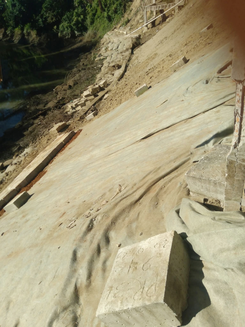 কাপ্তাইয়ে ভাঙন রোধে আরসিসি ব্লক স্থাপন