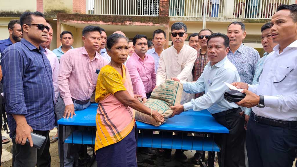 জুরাছড়িতে বন্যায় ক্ষতিগ্রস্তদের মাঝে ত্রাণ বিতরণ
