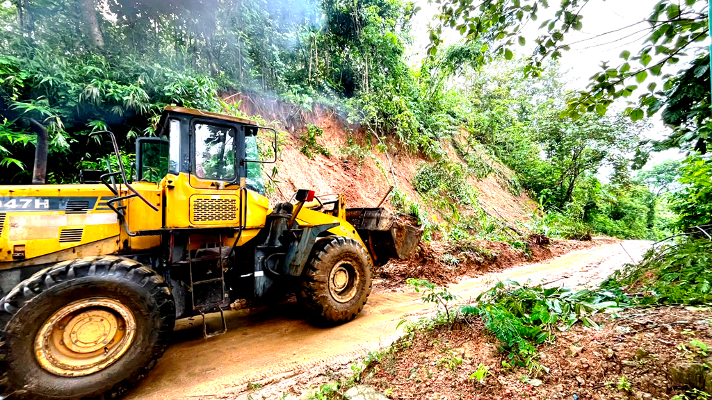 বন্যা ও পাহাড়ধসে রাঙামাটিতে ত্রাণ পৌঁছানোয় বিঘ্ন, ৪৭ আশ্রয়কেন্দ্রে ৪ হাজার মানুষ
