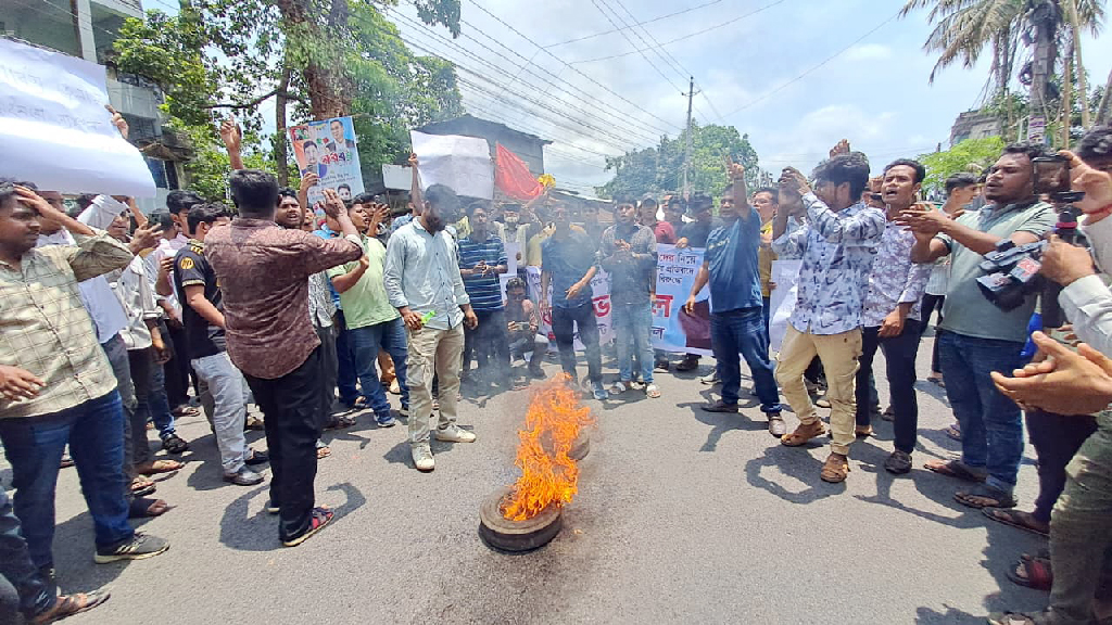 রাঙামাটিতে জেলা ছাত্রদলের নতুন কমিটি বাতিল দাবিতে সড়ক অবরোধ, বিক্ষোভ