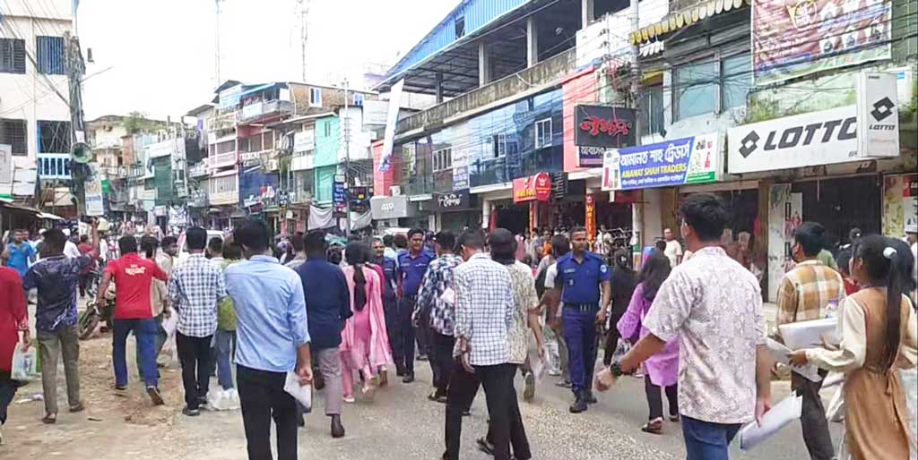সড়কে এনসিপির সমাবেশ, দুর্ভোগে পরীক্ষার্থীরা