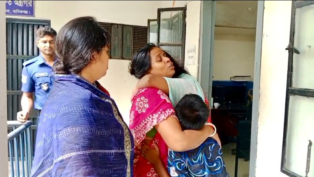 ঘিওরে ঋণের কিস্তির চাপে ব্যবসায়ীর আত্মহত্যার অভিযোগ