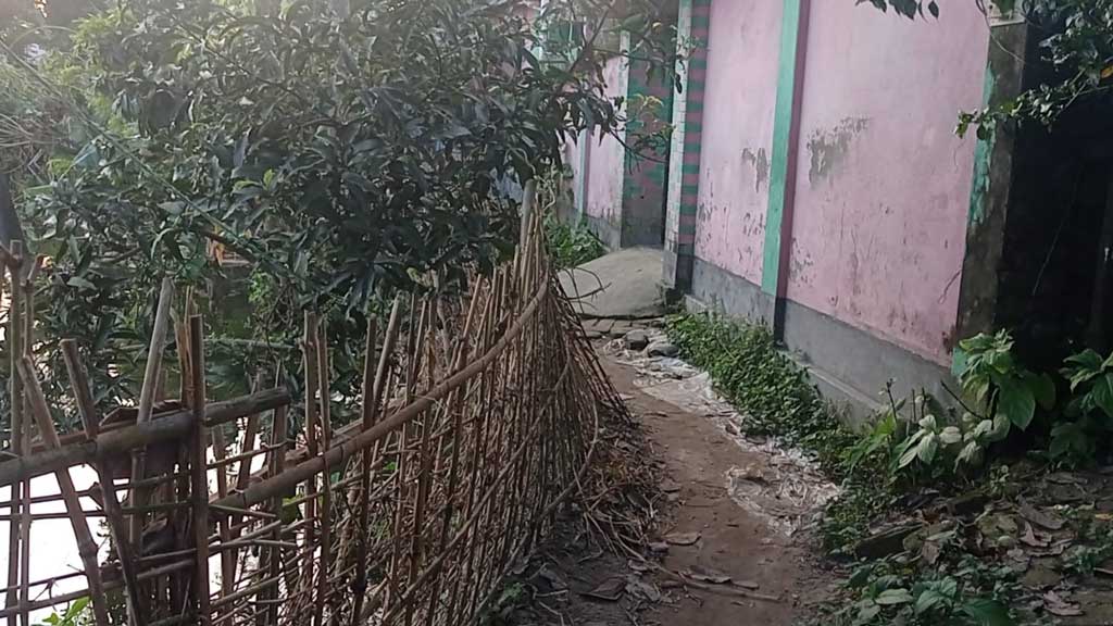 পুকুর থেকে বালু উত্তোলনে ঝুঁকিতে বসতবাড়ি-সড়ক, প্রশাসনের দ্বারস্থ ভুক্তভোগীরা