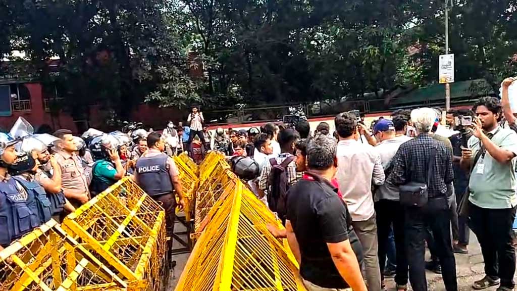 সচিবালয়মুখী এইচএসসি পরীক্ষার্থীদের লংমার্চে পুলিশের বাধা