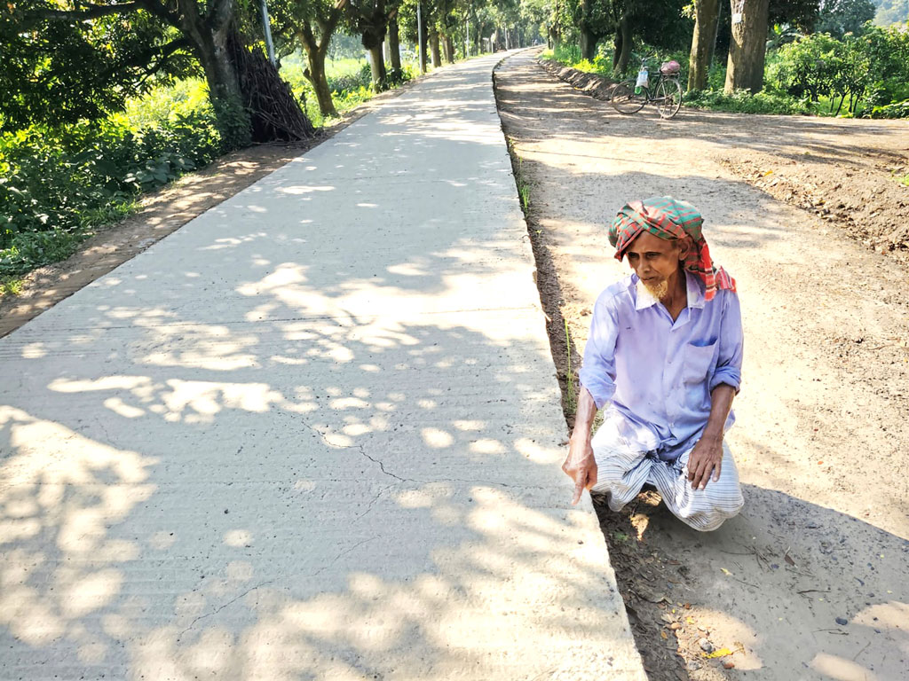 কাজ শেষ না হতেই ১৪ কোটির সড়কে ফাটল