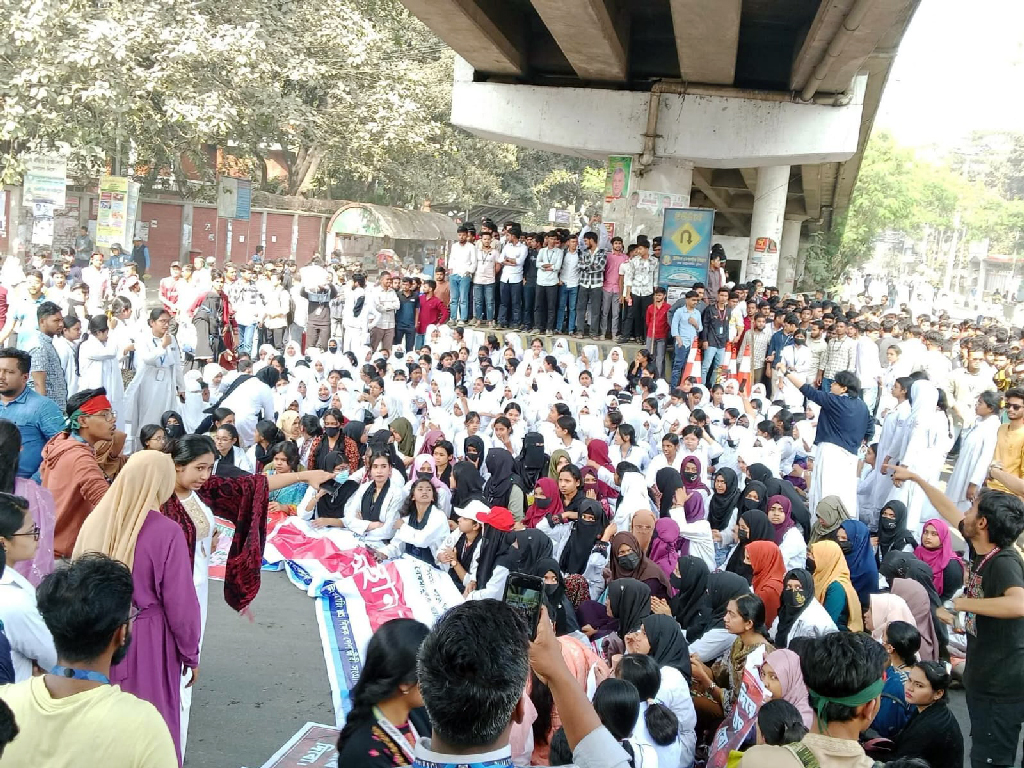 পলিটেকনিক শিক্ষার্থীদের সাতরাস্তা অবরোধ, রাজধানীতে যানজট