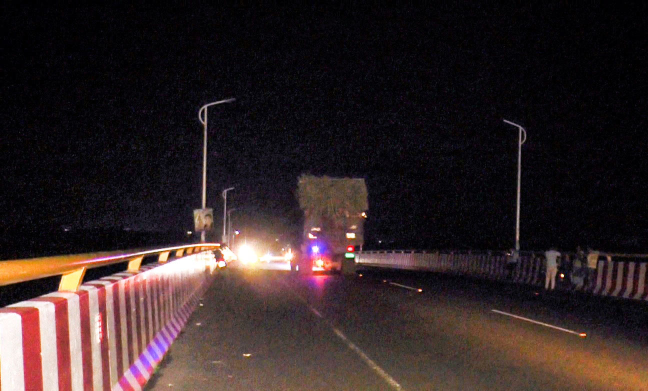 অন্ধকারে চীন মৈত্রী সেতু, চলাচলে ঝুঁকি