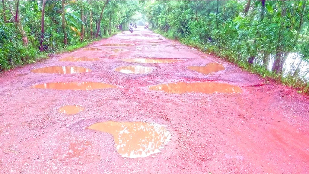 আমতলীতে সাড়ে ৮ কোটির সড়ক ১০ মাসও টেকেনি