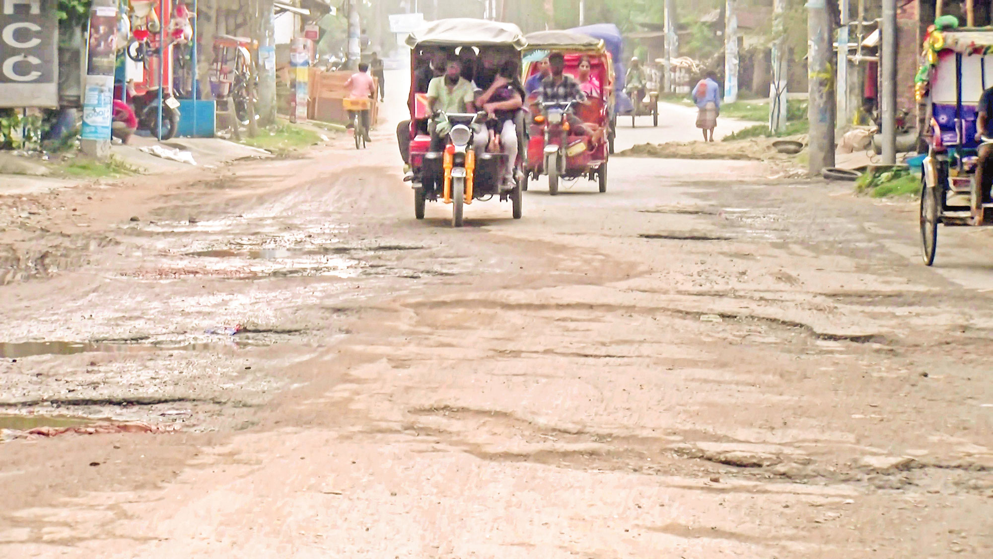 রংপুর মহানগর: দীর্ঘদিন সংস্কার না করায় বেহাল সড়ক