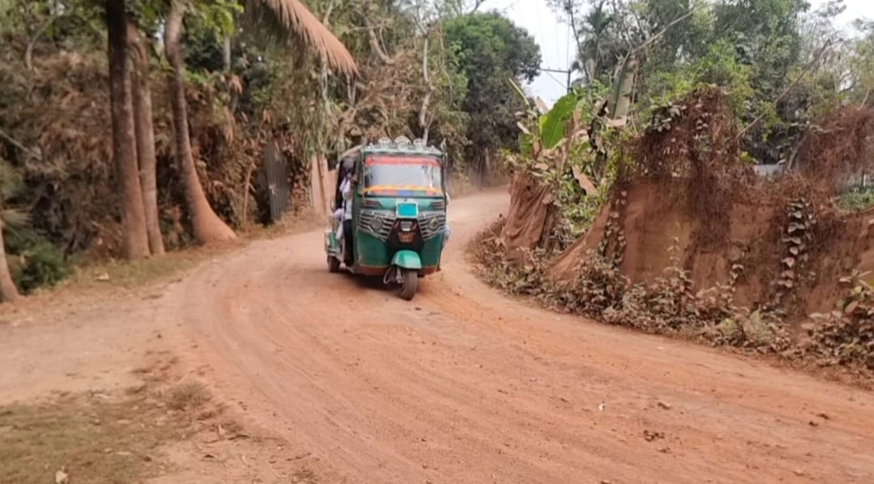 দেড় বছরেও পাকা হচ্ছে না সড়ক, দুর্ভোগে ১৫ গ্রামের বাসিন্দা