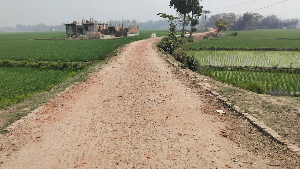 আড়াই বছরেও শেষ হয়নি আধা কিলোমিটার সড়ক নির্মাণ, ভোগান্তি