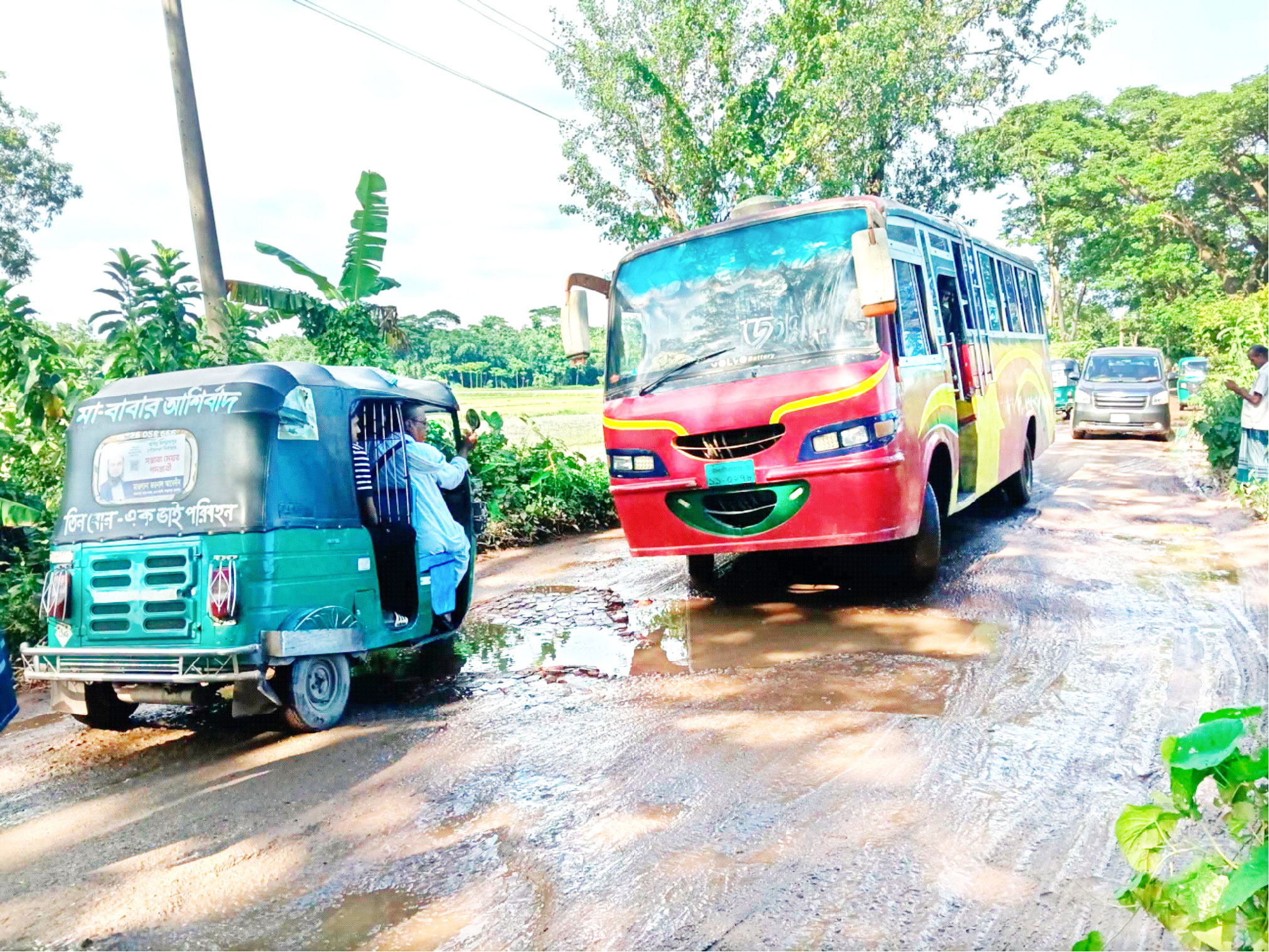 গাড়ি চলে হেলেদুলে, সংস্কার
হয় না খানাখন্দের সড়ক