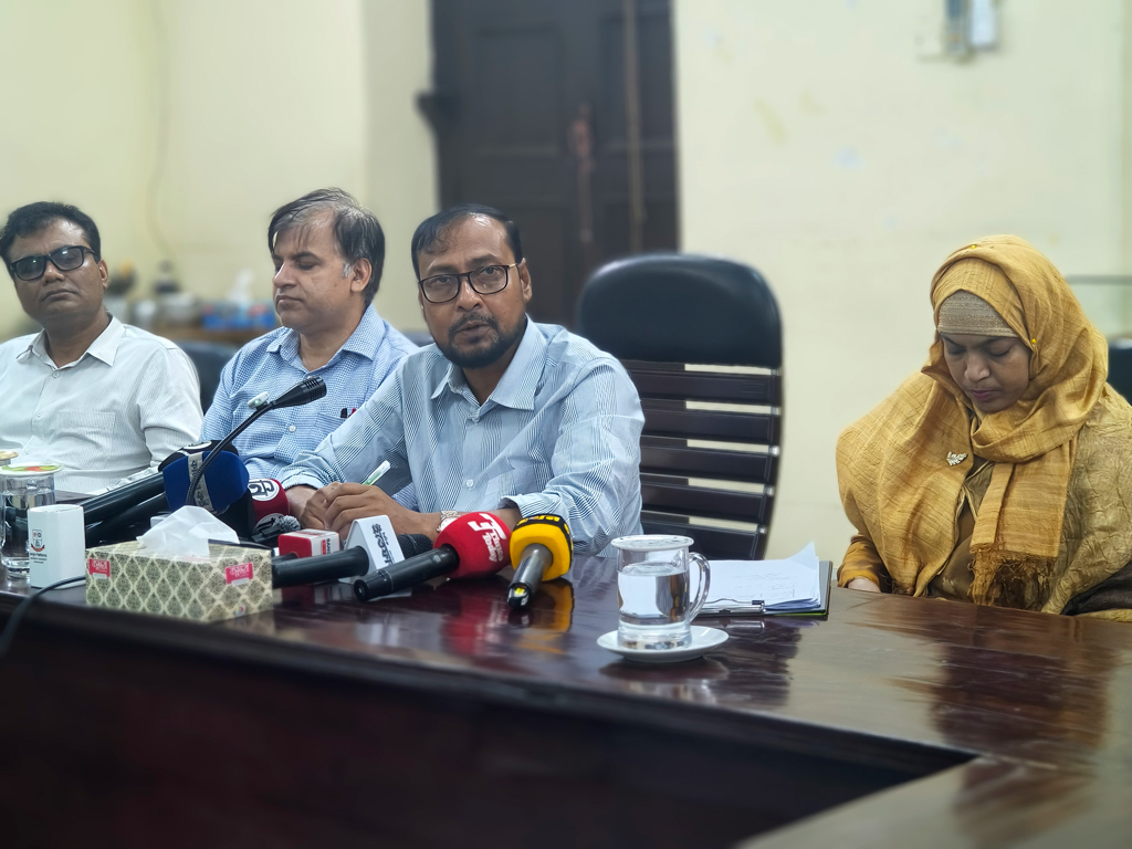 দাবি সংবলিত প্ল্যাকার্ড নিয়ে প্রবেশের চেষ্টায় সংঘর্ষের সূত্রপাত: জবি উপাচার্য