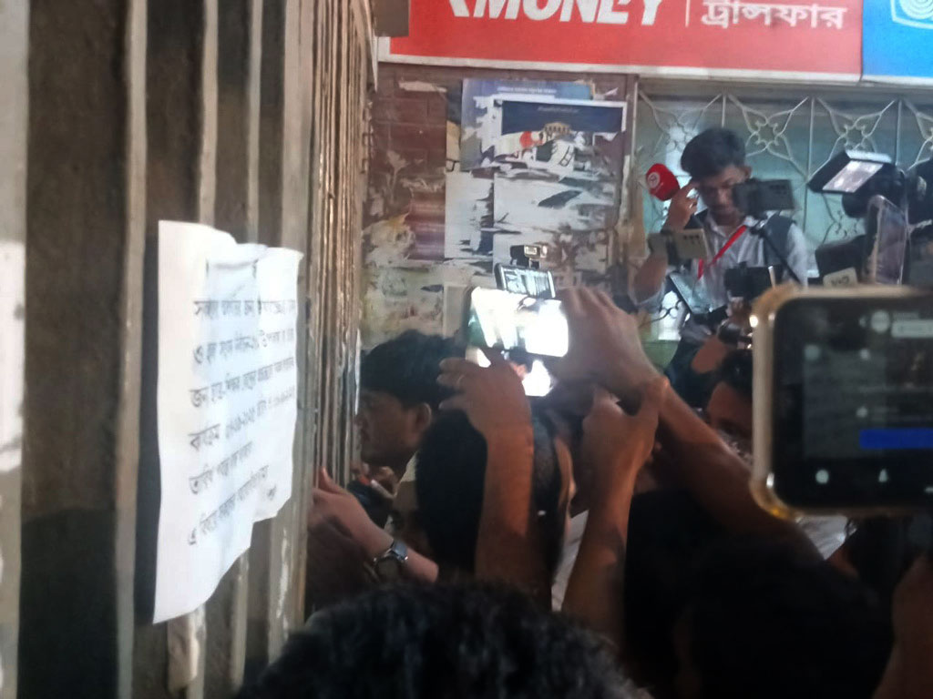 রোকেয়া হল, অমর একুশে হলে ‘ভোট চুরির’ অভিযোগে ছাত্রদলের বিক্ষোভ মিছিল