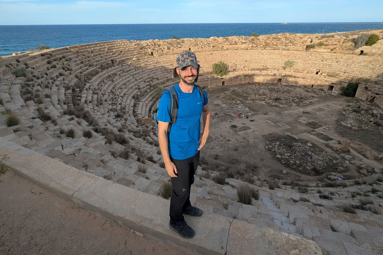 উড়োজাহাজে নয়—উট, পালতোলা নৌকা আর মুরগির ট্রাকে বিশ্বভ্রমণ