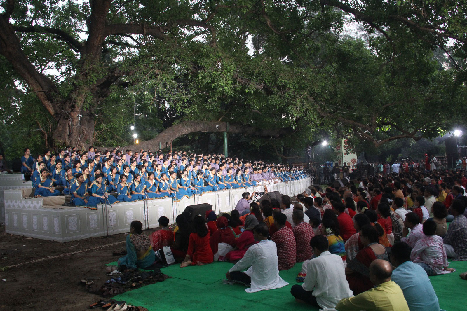 ভোরের নরম আলোয় নতুন বছরকে বরণ