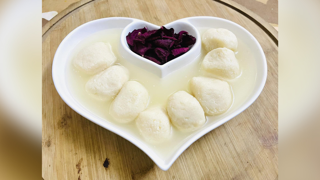 রসে ভরা কাঁচাগোল্লা