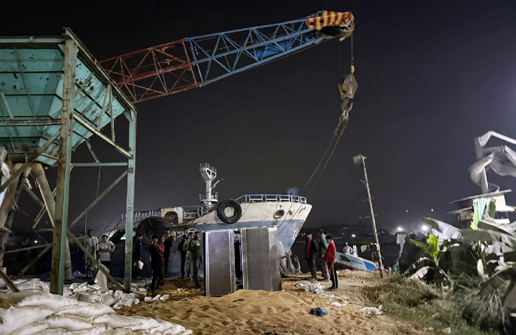 রূপগঞ্জে ক্রেনের তার ছিঁড়ে দুই শ্রমিক নিহত