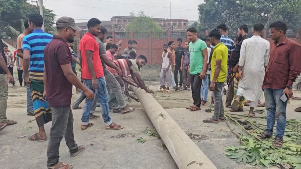 বকেয়া বেতনের দাবিতে রূপগঞ্জে শ্রমিকদের মহাসড়ক অবরোধ