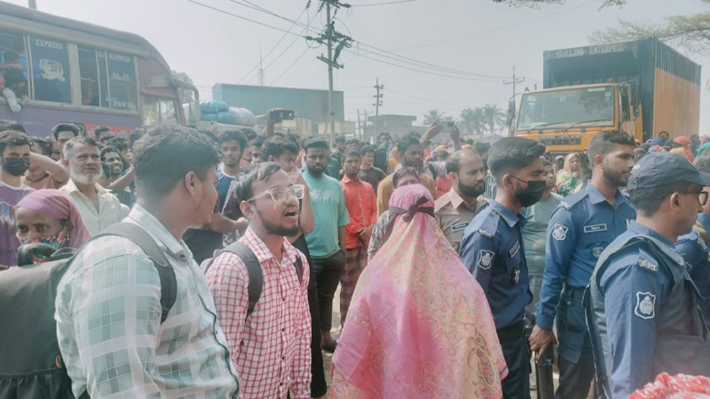 রূপগঞ্জে বকেয়া বেতনের দাবিতে ঢাকা-সিলেট মহাসড়ক অবরোধ, দীর্ঘ যানজট