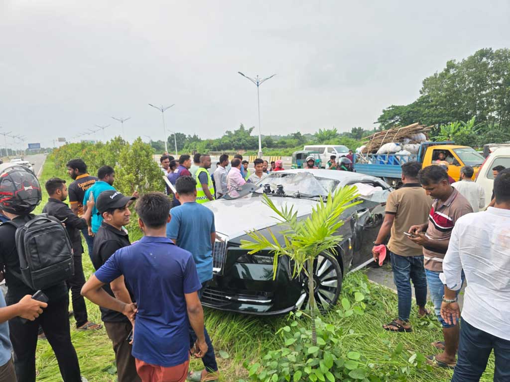 ৩০০ ফুটে সড়ক দুর্ঘটনায় মাসকো গ্রুপের এমডিসহ আহত ৪