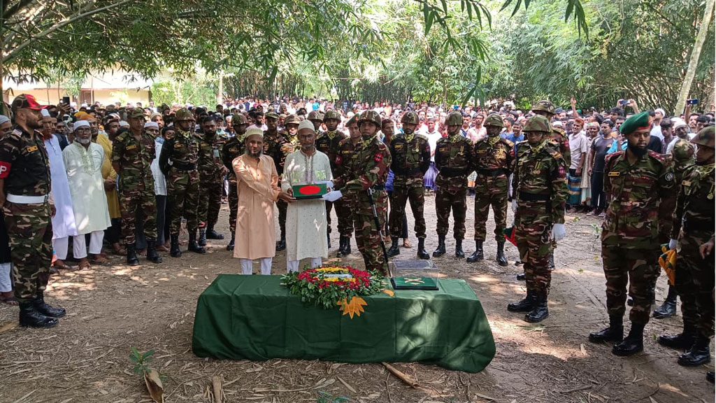 মায়ের কবরের পাশে চিরনিদ্রায় শায়িত সেনাসদস্য রিফাত