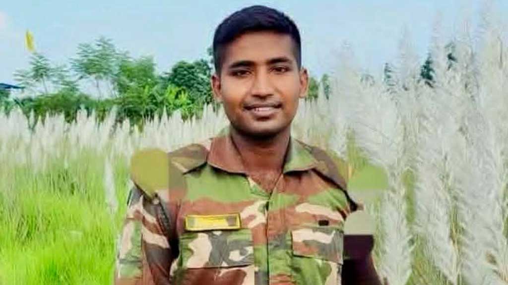 নিহত সেনাসদস্য রিফাতের মৃত্যু মেনে নিতে পারছেন না বাবা