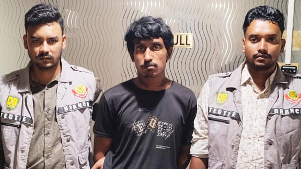পুলিশের এডিসিকে ছুরি মেরে পালিয়ে যাওয়া সেই ছিনতাইকারী গ্রেপ্তার
