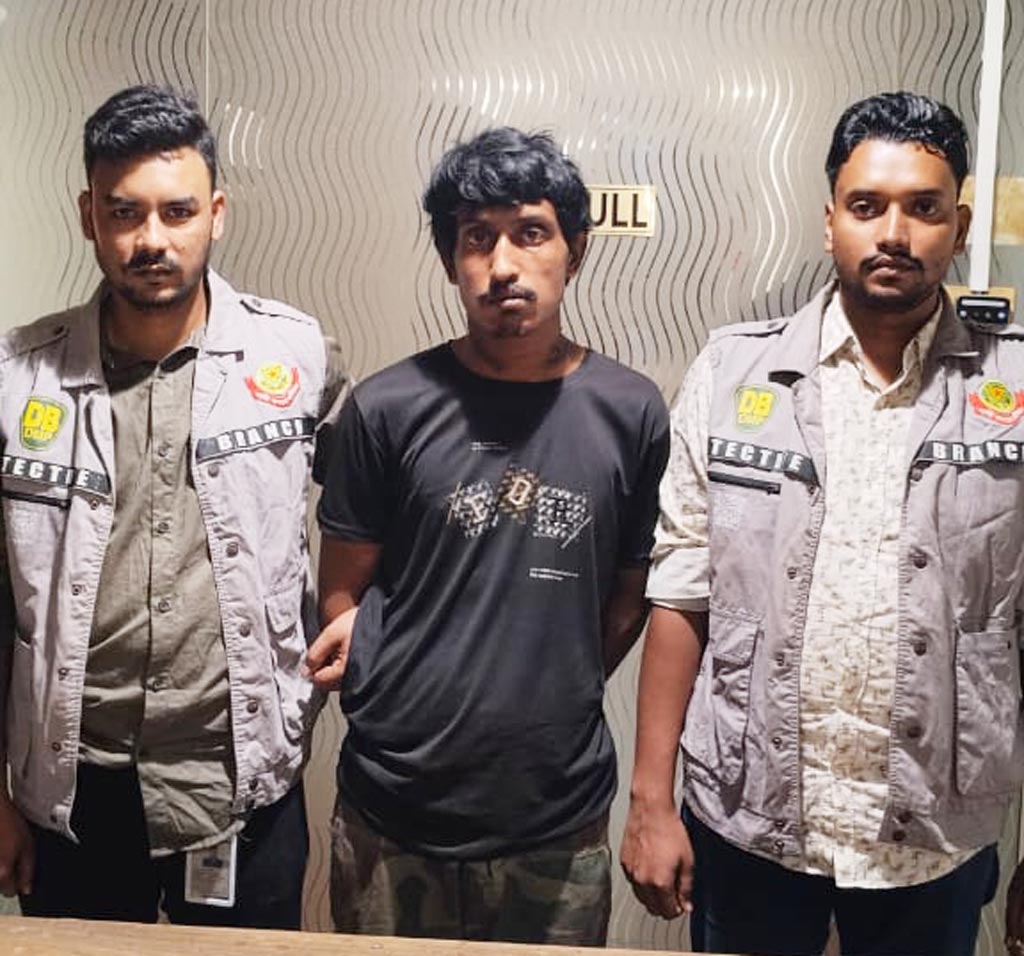 গ্রেপ্তার ছিনতাইকারী মো. রিপন (৩০)। ছবি: ডিএমপি