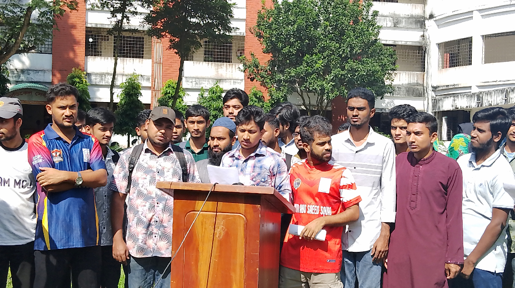 ব্রাকসু নির্বাচন ঠেকানোর ষড়যন্ত্রের প্রতিবাদে শিক্ষার্থীদের সংবাদ সম্মেলন