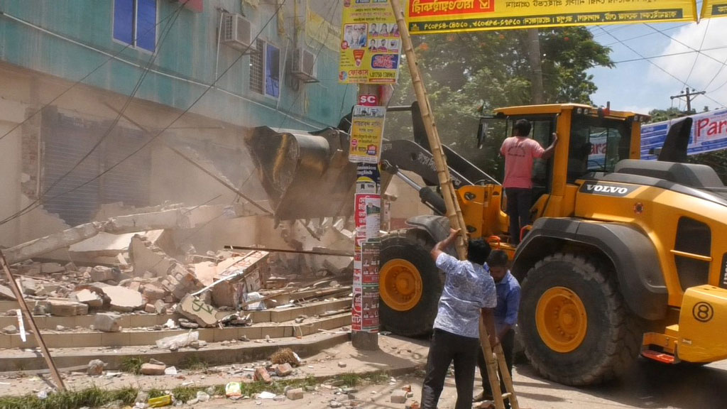 ছাত্রদের আন্দোলনে নড়ল প্রশাসন, অবৈধ স্থাপনা উচ্ছেদ